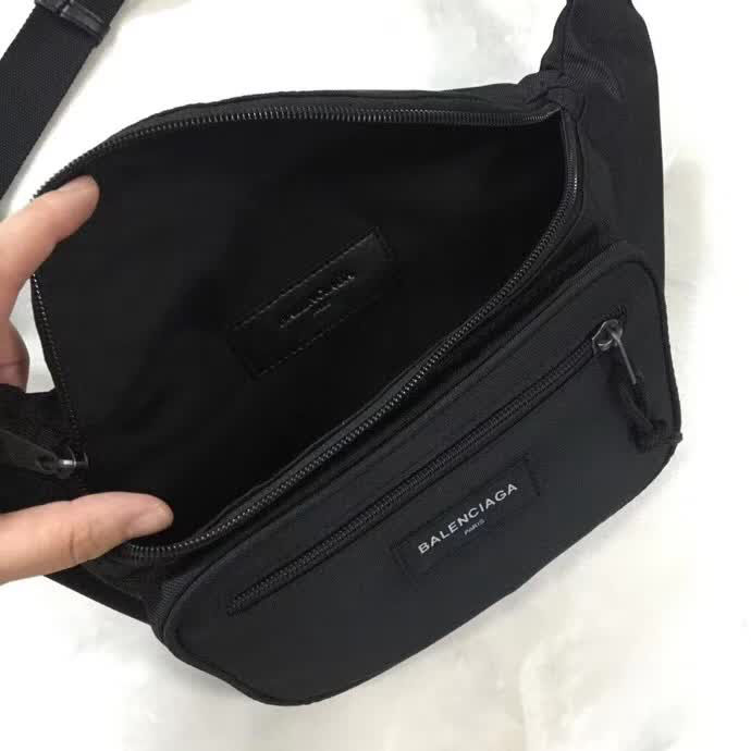 BALENCIAG巴黎世家 帆布胸包腰包 簡單輕便  BL1137